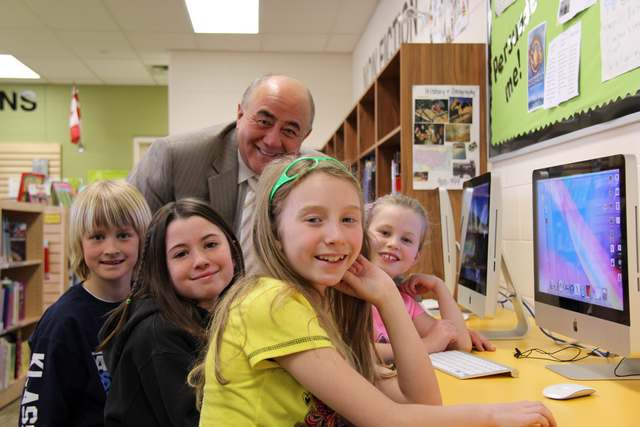 Director visits Crossroads Library